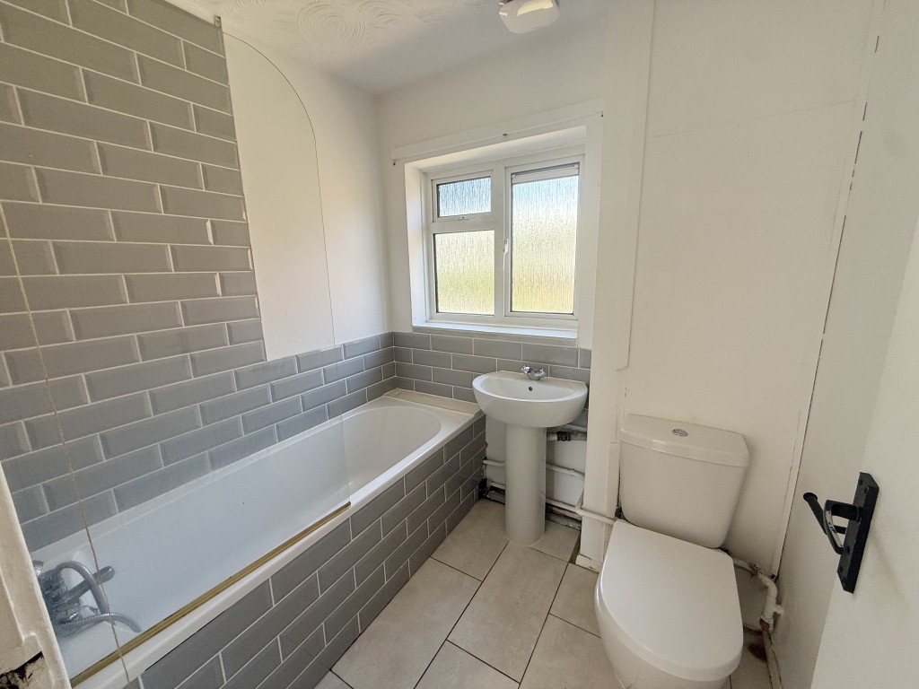 Lot: 50 - FLAT IN NEED OF IMPROVEMENT - Bathroom in Flat in Need of Improvement
